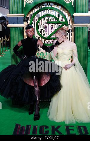 Cynthia Erivo (links) und Ariana Grande kommen zur britischen Premiere von Wicked in der Royal Festival Hall, Southbank Centre in London. Bilddatum: Montag, 18. November 2024. Stockfoto