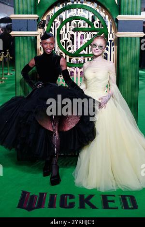 Cynthia Erivo (links) und Ariana Grande kommen zur britischen Premiere von Wicked in der Royal Festival Hall, Southbank Centre in London. Bilddatum: Montag, 18. November 2024. Stockfoto