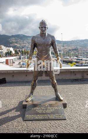 Cristiano Ronaldo wurde in Bronzestatue vor seinem persönlichen Museum in Funchal, Madeira, verewigt Stockfoto