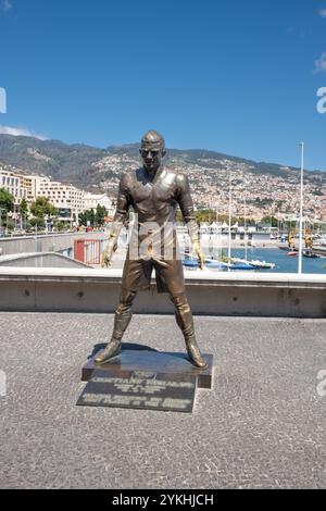 Cristiano Ronaldo wurde in Bronzestatue vor seinem persönlichen Museum in Funchal, Madeira, verewigt Stockfoto