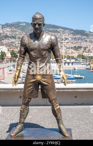 Cristiano Ronaldo wurde in Bronzestatue vor seinem persönlichen Museum in Funchal, Madeira, verewigt Stockfoto