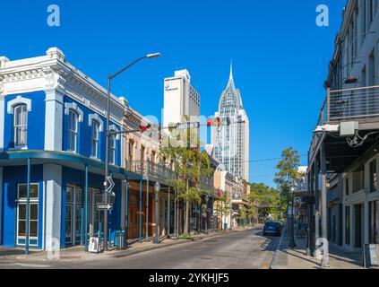 Geschäfte und Restaurants in der Dauphin Street im Zentrum von Mobile, Alabama, USA Stockfoto