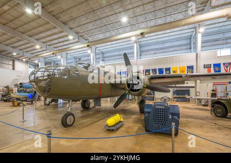 Nordamerikanische B-25 Mitchell im Flugzeugpavillon im USS ALABAMA Battleship Memorial Park, Mobile, Alabama, USA Stockfoto