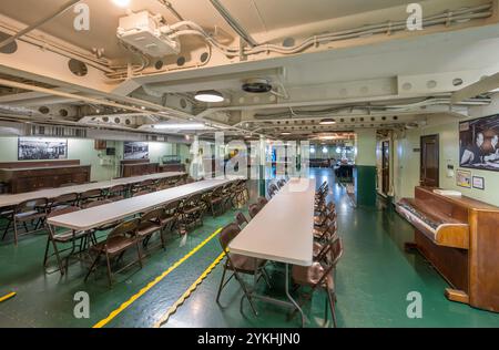 Das Innere der Mess an Bord der USS Alabama, USS ALABAMA Battleship Memorial Park, Mobile, Alabama, USA Stockfoto