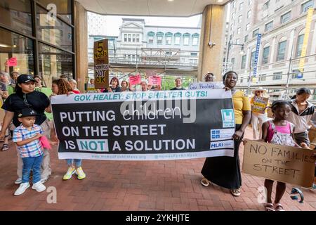 August 2024. Boston, MA. Aktivisten und besorgte Bürger versammelten sich vor dem McCormack Building vor dem Emergency Assistance Shelter Commi Stockfoto