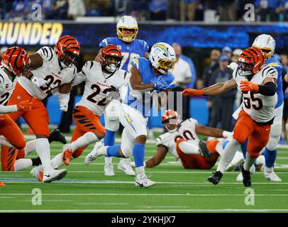 17. November 2024 Los Angeles Chargers Running Back J.K. Dobbins (27) trägt den Ball während des NFL-Spiels zwischen den Los Angeles Chargers und den Cincinnati Bengals in Inglewood, Kalifornien. Obligatorischer Lichtschein : Charles Baus/CSM Stockfoto