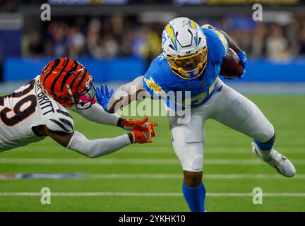 17. November 2024 Los Angeles Chargers Running Back J.K. Dobbins (27) trägt den Ball für einen Touchdown, als Cincinnati Bengals Cornerback Cam Taylor-Britt (29) versucht, das Tackle während des NFL-Spiels zwischen den Los Angeles Chargers und den Cincinnati Bengals in Inglewood, Kalifornien, zu schaffen. Obligatorischer Lichtschein : Charles Baus/CSM Stockfoto