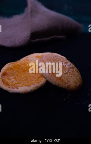 Pie Susu oder Pustard Torts ist ein beliebter Snack aus Bali, Indonesien. Hergestellt aus Mehl, Margarine, Ei, Zucker und Milch. Stockfoto