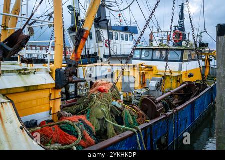 Cuxhaven, Deutschland. November 2024. Stillgelegte Garnelenboote liegen im Hafen. Die 2. Norddeutsche Fischereikonferenz findet in Cuxhaven statt. Thema der Konferenz ist die Sicherung und nachhaltige Entwicklung der deutschen Küstenfischerei. Quelle: Sina Schuldt/dpa/Alamy Live News Stockfoto