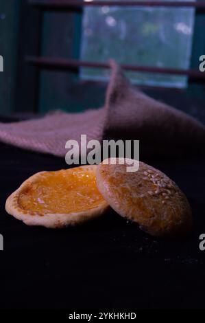 Pie Susu oder Pustard Torts ist ein beliebter Snack aus Bali, Indonesien. Hergestellt aus Mehl, Margarine, Ei, Zucker und Milch. Stockfoto