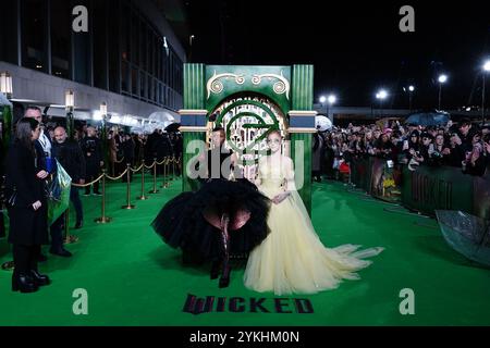 Cynthia Erivo (links) und Ariana Grande kommen zur britischen Premiere von Wicked in der Royal Festival Hall, Southbank Centre in London. Bilddatum: Montag, 18. November 2024. Stockfoto