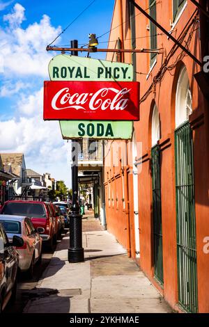 Vintage-Schild vor einer alten Apotheke an der Royal Street im French Quarter, New Orleans, Louisiana. Stockfoto