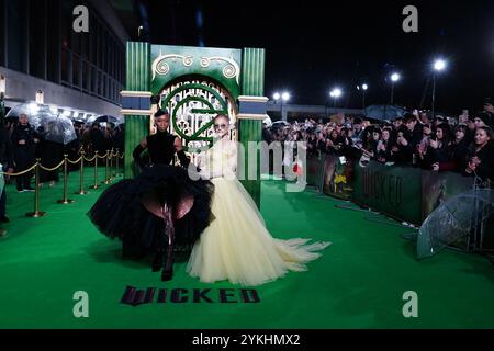 Cynthia Erivo (links) und Ariana Grande kommen zur britischen Premiere von Wicked in der Royal Festival Hall, Southbank Centre in London. Bilddatum: Montag, 18. November 2024. Stockfoto