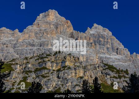 Die Südwand von Tre Cime di Lavaredo in den Dolomiten besticht durch eine beeindruckende Alpenlandschaft mit schroffen Gipfeln, vertikalen Felswänden und einer atemberaubenden Berglandschaft Stockfoto