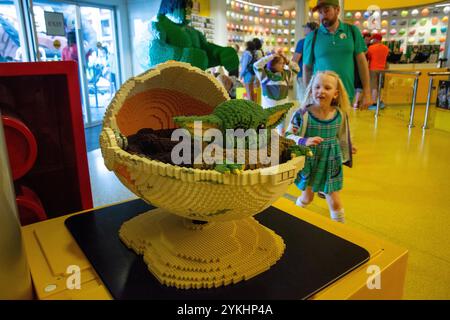 Star Wars Held Baby Yoda (Grogu Mandalorian) im LEGO Store in Disney Springs, Orlando, FL. Stockfoto