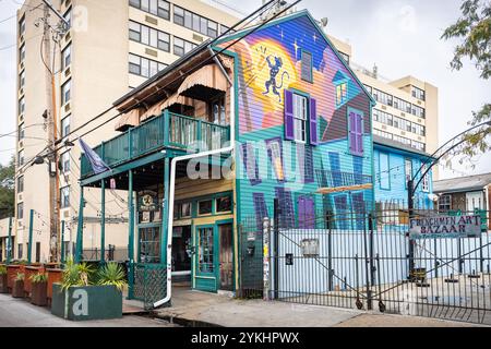 Die Fassade des Spotted Cat Music Clubs an der Frenchman Street, New Orleans, Louisiana. Stockfoto