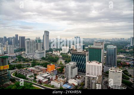 April 2022 Kuala Lumpur Malaysia - die pulsierende Hauptstadt Malaysias. Es ist ein Zentrum für Shopping, das alles von luxuriösen Einkaufszentren bis hin zu farbenfrohen S bietet Stockfoto