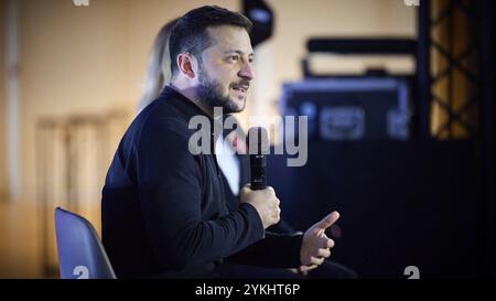 Kiew, Ukraine. November 2024. Der ukrainische Präsident Wolodymyr Zelenskyj antwortet auf eine Frage während einer Veranstaltung mit studentischen Selbstverwaltungsgremien aus über 200 Hochschuleinrichtungen in der ganzen Ukraine zum Internationalen Studententag am 17. November 2024 in Kiew, Ukraine. Kredit: Ukrainischer Ratsvorsitz/Pressestelle Des Ukrainischen Präsidenten/Alamy Live News Stockfoto