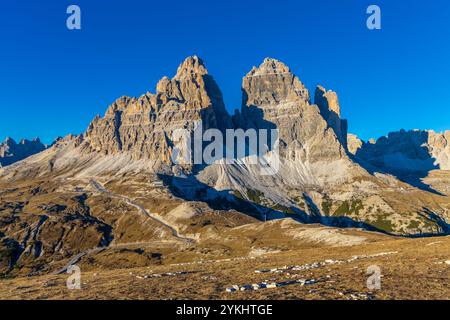 Die Südwand von Tre Cime di Lavaredo in den Dolomiten besticht durch eine beeindruckende Alpenlandschaft mit schroffen Gipfeln, vertikalen Felswänden und einer atemberaubenden Berglandschaft Stockfoto