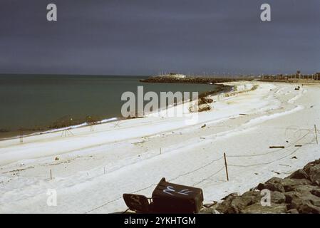 Erster Golfkrieg: 11. März 1991 Ali Baba Beach in Kuwait City. Die irakische Armee erwartete, dass die Koalitionstruppen vom Meer aus einmarschieren, und setzte Stacheldraht und Anti-Landungsboote entlang des Strandes und in die Untiefen. Auch die Strände wurden abgebaut. Stockfoto