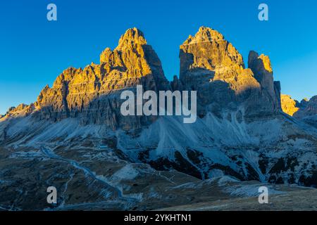 Die Südwand von Tre Cime di Lavaredo in den Dolomiten besticht durch eine beeindruckende Alpenlandschaft mit schroffen Gipfeln, vertikalen Felswänden und einer atemberaubenden Berglandschaft Stockfoto