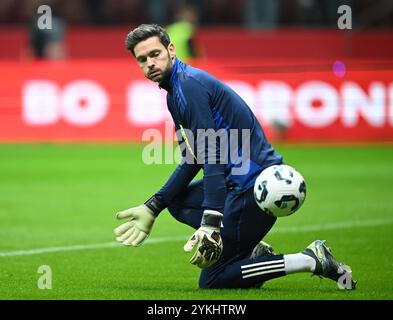 Der schottische Craig Gordon wärmt sich vor dem Spiel der UEFA Nations League Gruppe A1 im PGE Narodowy Stadion in Warschau auf. Bilddatum: Montag, 18. November 2024. Stockfoto