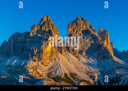 Die Südwand von Tre Cime di Lavaredo in den Dolomiten besticht durch eine beeindruckende Alpenlandschaft mit schroffen Gipfeln, vertikalen Felswänden und einer atemberaubenden Berglandschaft Stockfoto