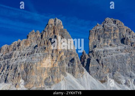 Die Südwand von Tre Cime di Lavaredo in den Dolomiten besticht durch eine beeindruckende Alpenlandschaft mit schroffen Gipfeln, vertikalen Felswänden und einer atemberaubenden Berglandschaft Stockfoto