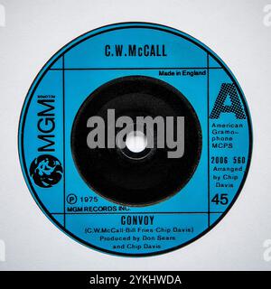 Zentrales Label der sieben-Zoll-Single-Version von Convoy von C.W. McCall, die 1975 veröffentlicht wurde Stockfoto