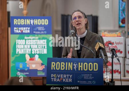 Robin Hood veröffentlichte in Zusammenarbeit mit dem Center on Poverty and Social Policy der Columbia University und dem Population Research Center den jährlichen Bericht über Ernährungsunsicherheit Poverty Tracker Spotlight on Food Assistance vom New Yorker Pantry System. Der Bericht definiert Nahrungsmittelhärten als manchmal oder oft, dass ihnen die Nahrung ausgeht oder eine Person Angst davor hat. Angesichts dieser Herausforderungen wurden 2023 230 Millionen Pfund Notfutter in den fünf Stadtteilen von New York City verteilt, laut einer Analyse von Daten von FeedNYC von City Harvest. (Foto: Erik McGregor/SIPA USA) Stockfoto