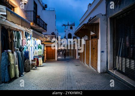 Tanger, Marokko - 25. märz 2024: Spaziergang durch die Straßen von Tanger am Abend Stockfoto