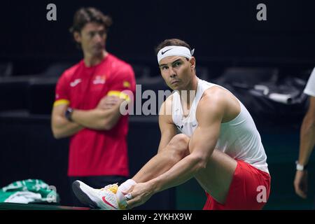 Malaga, Spanien. November 2024. MALAGA, SPANIEN – 18. NOVEMBER: Rafa Nadal vom Team Spanien sieht sich während eines Trainingssitzes vor dem Davis Cup Finale 2024 im Palacio de Deportes Jose Maria Martin Carpena am 18. November 2024 in Malaga, Spanien, an. (Foto von Francisco Macia/Photo Players Images/Magara Press) Credit: Magara Press SL/Alamy Live News Stockfoto