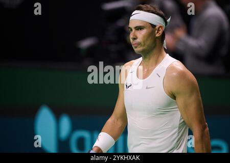 Malaga, Spanien. November 2024. MALAGA, SPANIEN – 18. NOVEMBER: Rafa Nadal vom Team Spanien sieht sich während eines Trainingssitzes vor dem Davis Cup Finale 2024 im Palacio de Deportes Jose Maria Martin Carpena am 18. November 2024 in Malaga, Spanien, an. (Foto von Francisco Macia/Photo Players Images/Magara Press) Credit: Magara Press SL/Alamy Live News Stockfoto