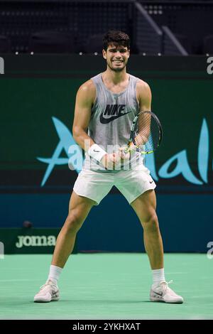 Malaga, Spanien. November 2024. MALAGA, SPANIEN – 18. NOVEMBER: Carlos Alcaraz vom Team Spanien sieht sich während eines Trainingssessions vor dem Davis Cup Finale 2024 im Palacio de Deportes Jose Maria Martin Carpena am 18. November 2024 in Malaga, Spanien, an. (Foto von Francisco Macia/Photo Players Images/Magara Press) Credit: Magara Press SL/Alamy Live News Stockfoto