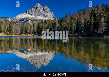 Die Südwand von Tre Cime di Lavaredo in den Dolomiten besticht durch eine beeindruckende Alpenlandschaft mit schroffen Gipfeln, vertikalen Felswänden und einer atemberaubenden Berglandschaft Stockfoto