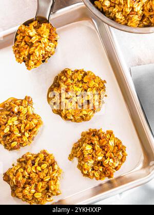 Gesunder, hausgemachter Bananen- und Haferflockenkeksenteig vor dem Backen. Vorbereitung zum Backen Stockfoto