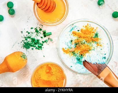 Spirulina Gesichtsmaske in der kleinen Glasschale. Natürliche Schönheitsbehandlung. Draufsicht. Stockfoto