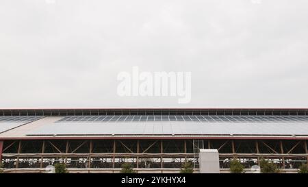 Eine freie Färsenscheune mit 720 Photovoltaik (Solarpaneelen) auf Brubaker Farms macht sie am 19. März 2011 sowohl zu einem Tagebuchproduzenten als auch zu einem Öko-Energieproduzenten in Mount Joy, PA. Die Familienfarm von Luke, Mike und Tony Brubaker hat etwa 850 Kühe und 700 Jungtiere, die letztes Jahr 20.200.000 Pfund Milch produziert haben. Es hat 13 Vollzeitangestellte und mehr als 1.500 Hektar Ackerland. Diese Färsenscheune mit 720 Photovoltaik (Solarpaneele) und zwei weiteren Gebäuden verfügt über insgesamt 777 Paneele, die 150 kW elektrische Energie erzeugen. Dies wurde mit Hilfe des Finanzministeriums ermöglicht. Stockfoto