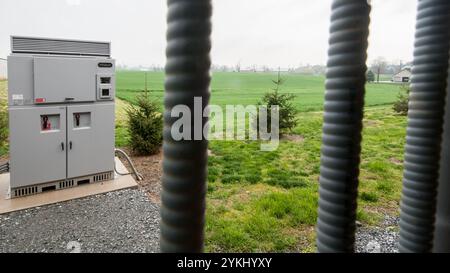 Eine freie Färsenscheune mit 720 Photovoltaik (Solarpaneelen) auf Brubaker Farms macht sie am 19. März 2011 sowohl zu einem Tagebuchproduzenten als auch zu einem Öko-Energieproduzenten in Mount Joy, PA. Die Familienfarm von Luke, Mike und Tony Brubaker hat etwa 850 Kühe und 700 Jungtiere, die letztes Jahr 20.200.000 Pfund Milch produziert haben. Es hat 13 Vollzeitangestellte und mehr als 1.500 Hektar Ackerland. Diese Färsenscheune mit 720 Photovoltaik (Solarpaneele) und zwei weiteren Gebäuden verfügt über insgesamt 777 Paneele, die 150 kW elektrische Energie erzeugen. Dies wurde mit Hilfe des Finanzministeriums ermöglicht. Stockfoto