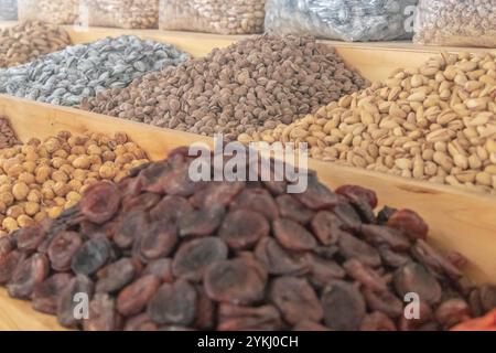 Nüsse und getrocknete Früchte, in Schüsseln zum Verkauf auf dem Stadtmarkt Samarkand, Usbekistan Stockfoto
