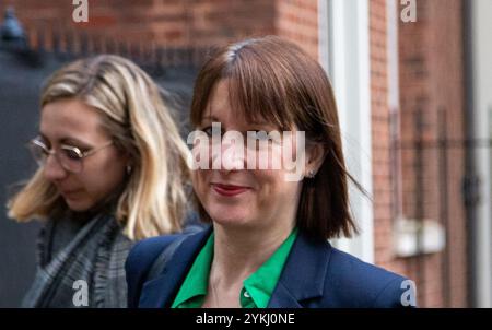 London, England, Großbritannien. November 2024. Die Finanzkanzlerin RACHEL REEVES verlässt die Downing Street. (Kreditbild: © Tayfun Salci/ZUMA Press Wire) NUR REDAKTIONELLE VERWENDUNG! Nicht für kommerzielle ZWECKE! Stockfoto