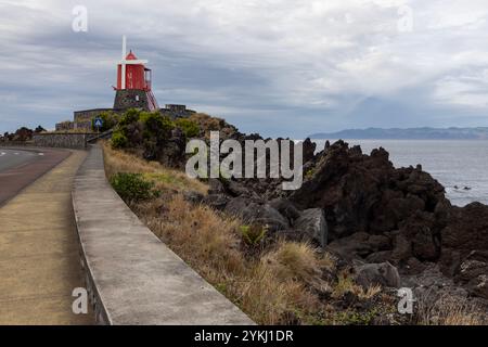 Die restaurierte Windmühle der Avenida do Mar in São Roque do Pico, Insel Pico, Azoren. Stockfoto