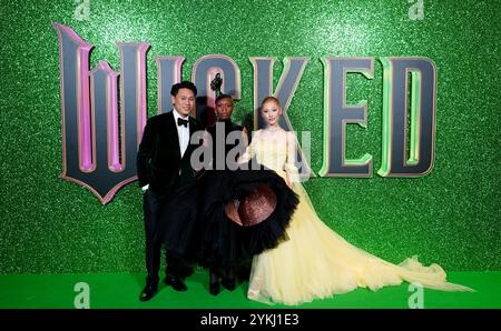 Regisseur Jon M. Chu (links), Cynthia Erivo (Mitte) und Ariana Grande kommen zur britischen Premiere von Wicked in der Royal Festival Hall, Southbank Centre in London. Bilddatum: Montag, 18. November 2024. Stockfoto