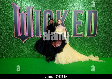 Cynthia Erivo (links) und Ariana Grande kommen zur britischen Premiere von Wicked in der Royal Festival Hall, Southbank Centre in London. Bilddatum: Montag, 18. November 2024. Stockfoto