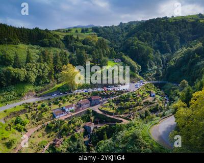 Ribeira dos Caldeiroes. Drohnenblick auf die kleine Stadt neben Cascata da Ribeira dos Caldeiroes.in Sao Miguel, Azoren Berge Stockfoto