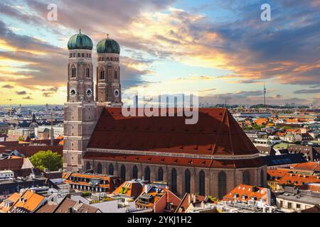 Luftbild auf Marienplatz Rathaus und Frauenkirche in München, Deutschland Stockfoto