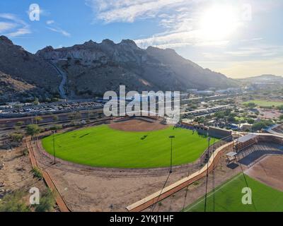 Aus der Vogelperspektive auf den Carcamo Sportpark im Viertel Hacienda de la Flor und den Cementera Hügel in Hermosillo, Sonora. (Foto: Luis Gutierrez/Norte Photo) Vista aerea parque deportivo el Carcamo en la colonia Hacienda de la Flor y cerro de la Cementera en Hermosillo Sonora. (Foto: Luis Gutierrez/Norte Photo) Stockfoto