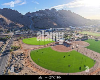 Aus der Vogelperspektive auf den Carcamo Sportpark im Viertel Hacienda de la Flor und den Cementera Hügel in Hermosillo, Sonora. (Foto: Luis Gutierrez/Norte Photo) Vista aerea parque deportivo el Carcamo en la colonia Hacienda de la Flor y cerro de la Cementera en Hermosillo Sonora. (Foto: Luis Gutierrez/Norte Photo) Stockfoto