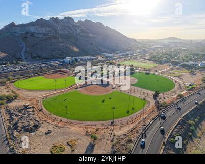 Aus der Vogelperspektive auf den Carcamo Sportpark im Viertel Hacienda de la Flor und den Cementera Hügel in Hermosillo, Sonora. (Foto: Luis Gutierrez/Norte Photo) Vista aerea parque deportivo el Carcamo en la colonia Hacienda de la Flor y cerro de la Cementera en Hermosillo Sonora. (Foto: Luis Gutierrez/Norte Photo) Stockfoto
