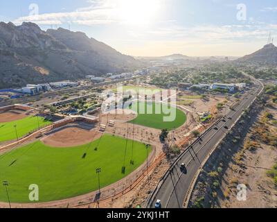 Aus der Vogelperspektive auf den Carcamo Sportpark im Viertel Hacienda de la Flor und den Cementera Hügel in Hermosillo, Sonora. (Foto: Luis Gutierrez/Norte Photo) Vista aerea parque deportivo el Carcamo en la colonia Hacienda de la Flor y cerro de la Cementera en Hermosillo Sonora. (Foto: Luis Gutierrez/Norte Photo) Stockfoto
